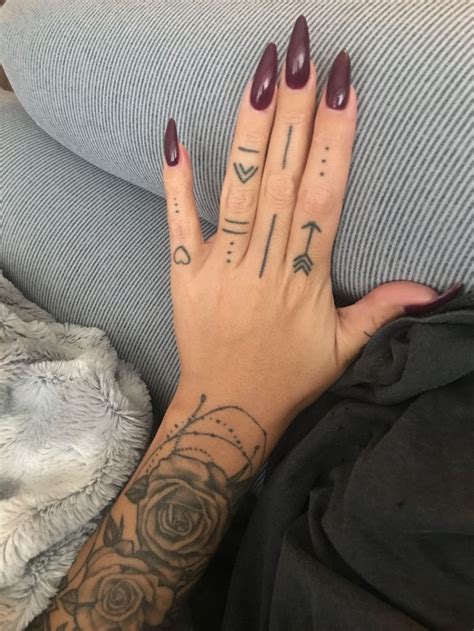 fingertattoos und rosen in 2020 fingertätowierungen finger tattoo designs tätowierungen