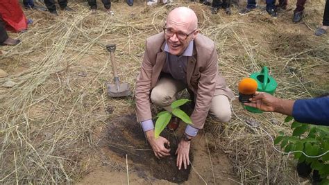Il suffit, dit ce savant chirurgien, d'énoncer les principaux arguments de cette régénération des chairs pour en finir avec une théorie que personne ne soutient aujourd'hui. RDC: L UE soutient une école qui a l ambition de former ...