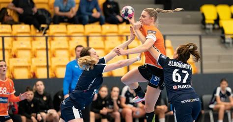 Handball is a mixture of soccer, basketball and hockey, but so much more fun to watch. Nycke Groot comes back to the decision and wants to go to ...