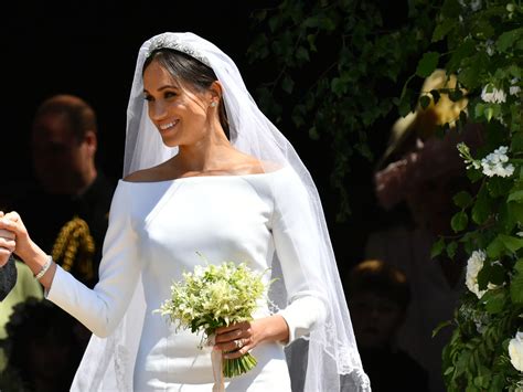Meghan markle's bouquet had numerous symbols and hidden messages in the flowers. Here are the photos of Meghan Markle's wedding dress and ...