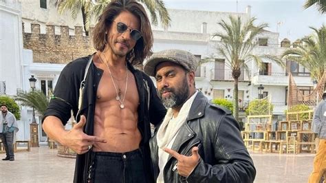 Shah Rukh Khan Shows Off His Abs As He Poses With Choreographer Bosco