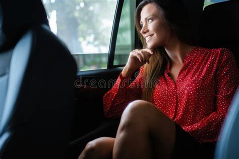 Beautiful Businesswoman Is Sitting On Back Seat Of The Car Stock Foto Image Of Vreugde