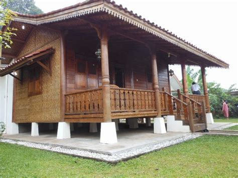 Rumah dengan konsep modern pun dapat menggunakan saung gazebo dengan kombinasi bahan bambu. Contoh Gambar Rumah Panggung Minimalis | rumah-minimalis-indah