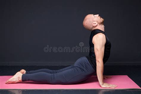 Hombre De La Aptitud Que Hace Estirando Ejercicios Foto De Archivo Imagen De Actitud Cobra