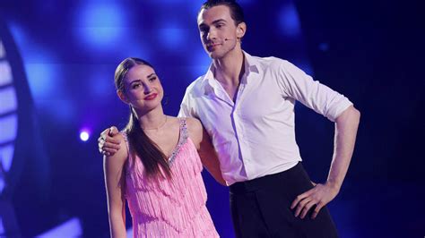 Neues Let s Dance Paar Ekaterina Leonova und Timon Krause beim Händchenhalten erwischt