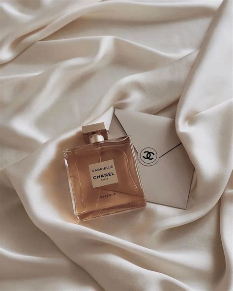 23 Fall Fragrances Youll Want To Wear All Year Round Cream Aesthetic