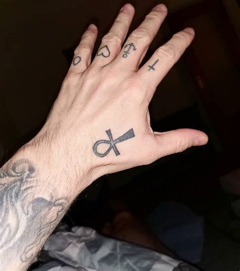 Bekijk alibaba.com voor unieke en betaalbare producten. Tattoo op je hand: voorbeelden ter inspiratie | MAN MAN