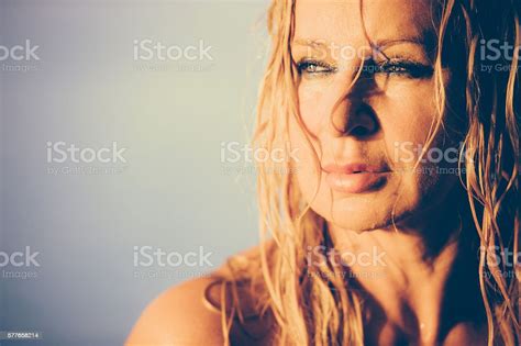 Wet Summer Portrait Of Mature Woman Stockfoto Und Mehr Bilder Von Anmut