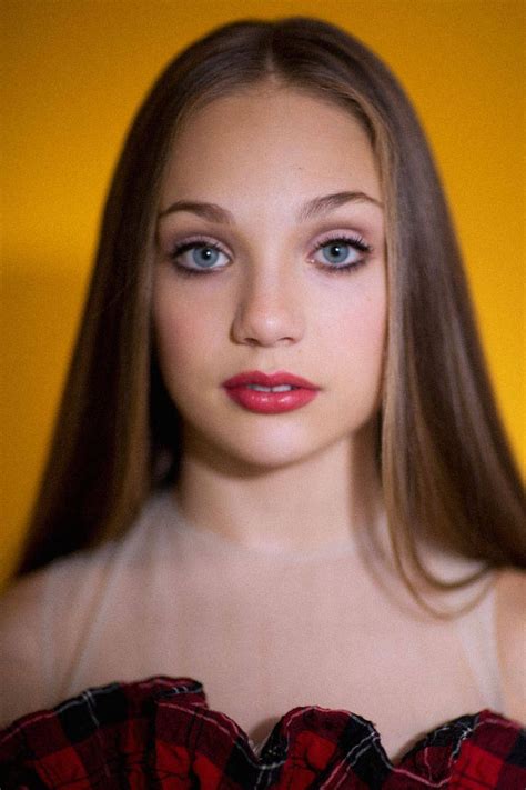 maddie ziegler strikes a pose in fall s cutest looks maddie ziegler maddie ziegler dancing