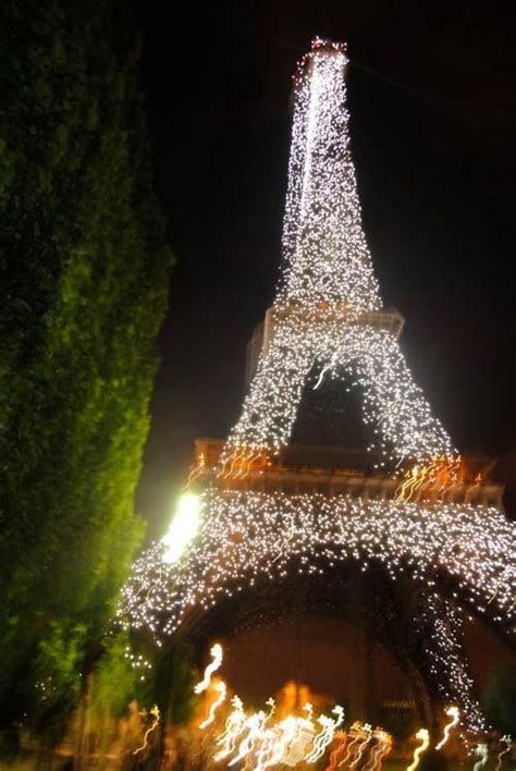 Eiffel Tower At Christmas Time Pinspopulars Eiffel Tower Beautiful
