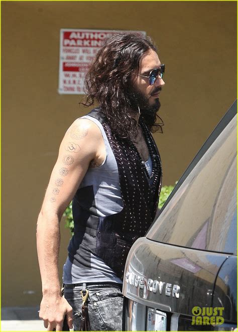 russell brand barefoot walk photo 2697289 russell brand photos just jared celebrity news