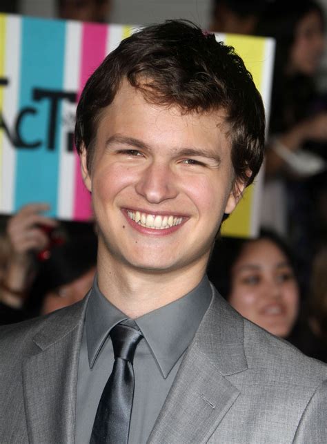 Photo Ansel Elgort à La Première Du Film Divergente Au Regency