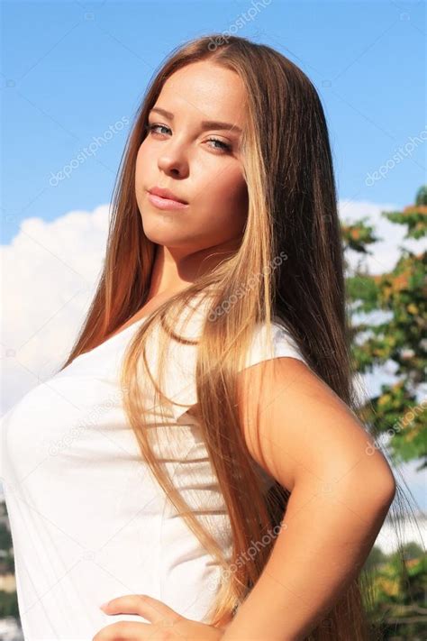 Teenager Mädchen mit langen Haaren - Stockfotografie ...