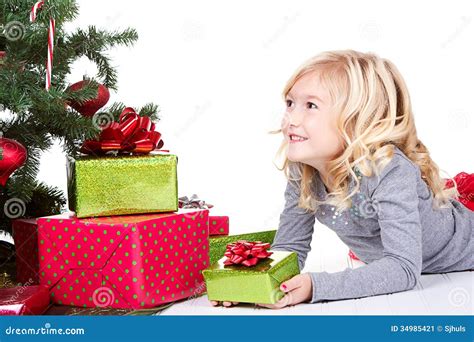 Kind Nahe Bei Einem Weihnachtsbaum Stockbild Bild Von Feiertag Geschenk 34985421
