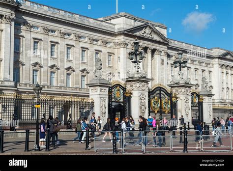 Tourists Outside Of Buckingham Palace In London England Stock Photo