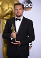 Leonardo DiCaprio posa con su Oscar al Mejor actor en la gala de los ...