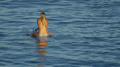 Une Jeune Femme Surf En Bikini Sur Une Planche De Surf Longboard 2630973 Clips Vidéo Et