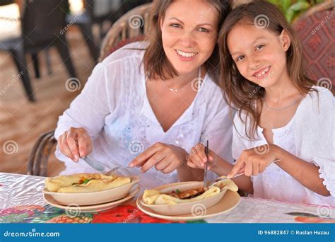 Madre E Hija Que Comen En Café Imagen De Archivo Imagen De Dieta