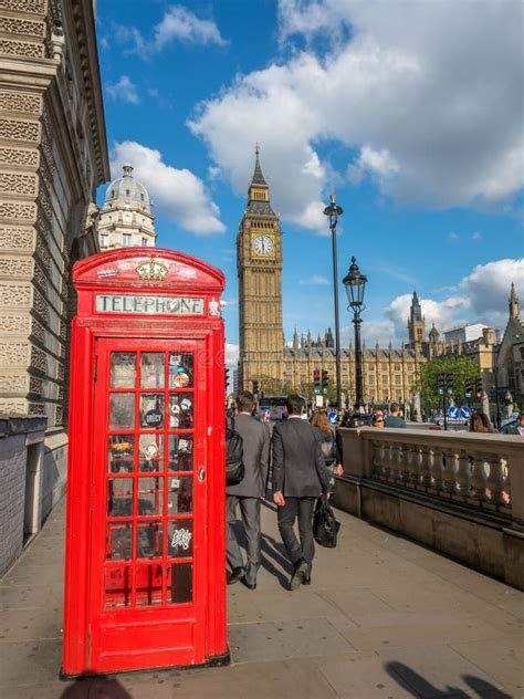 Rote Telefonzelle Mit Big Ben In London Redaktionelles Stockfotografie