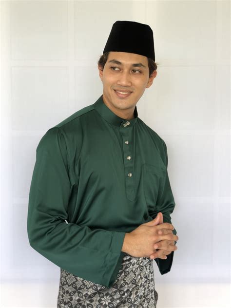 Baju kurung cekak musang adalah sama dengan baju kurung teluk belanga kecuali pada bahagian lehernya. Baju Melayu Cekak Musang - Malaysia's Best Online Fabric ...
