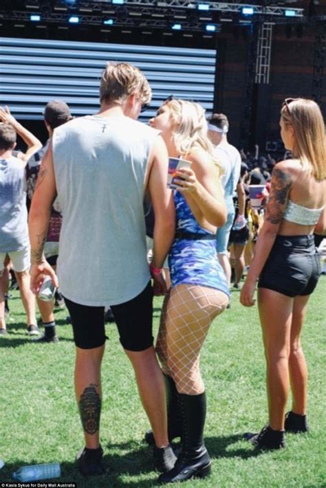 Chunky milf joclyn stone from the usa teases you in white stockings and pushes a finger up her hairy pussy. Glitter, body paint and fishnet stockings at FOMO festival ...