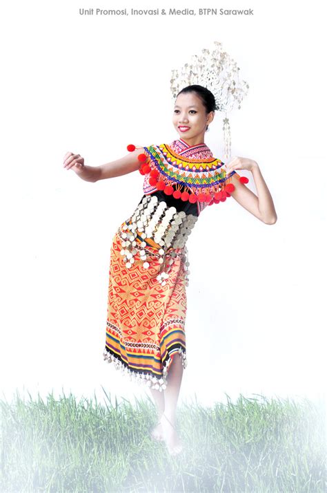 KAUM IBAN Pakaian Tradisional Di Malaysia