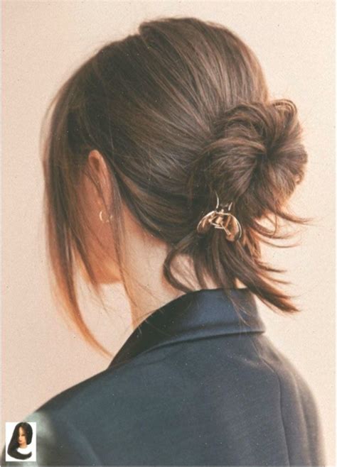 Claw clips, the latest answer to all your casual updos and messy buns. #claw-clip hair styles short #clawcl #clawclip #Easy #Ha # ...
