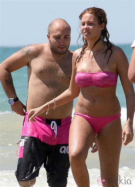 Kiko Rivera y Jessica Bueno chapuzón en la playas de Cádiz La rota