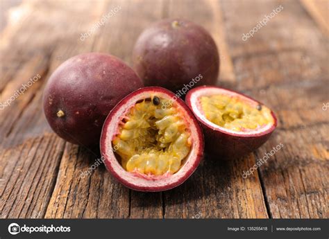 Once the fruit starts to change into golden brown and is slightly soft to touch, then it is likely ripe. Fresh ripe passion fruit — Stock Photo © studioM #135255418
