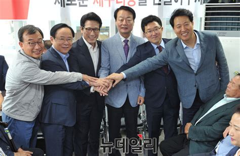 잡담 고령자 (60~74세) 백신예약율 76.2% (3). 포토 종로에 모인 새누리당 당대표 경선 출마자들 | Save Internet ...