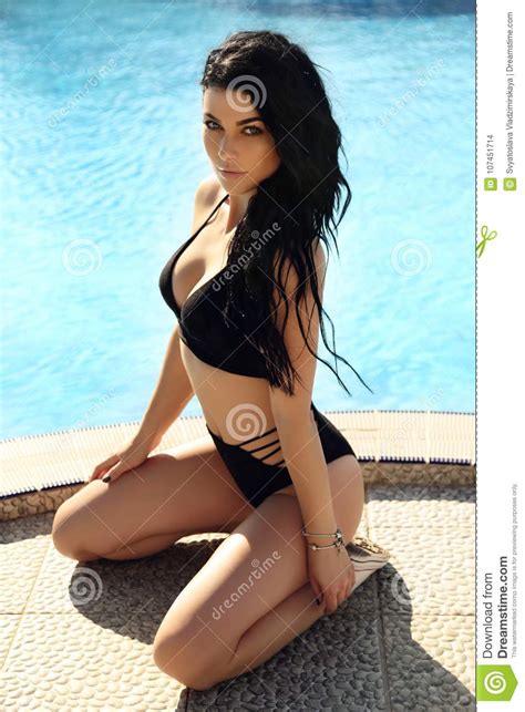 Mujer Atractiva Con El Pelo Oscuro Y Cuerpo Perfecto En Bikini Lujoso