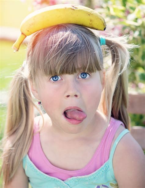 Fotos gratis persona niña cabello ver retrato color niño ropa rosado plátano cerca