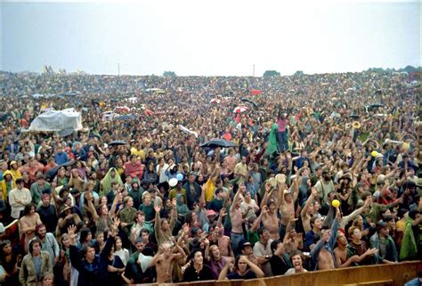 It was organized by four inexperienced promoters who nevertheless signed iconic acts such as jimi hendrix, sly and the family stone woodstock. Woodstock Festival draws large young crowd and causes traffic jam in 1969 - NY Daily News