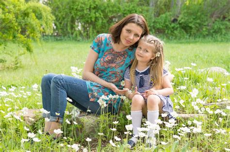 Jonge Vrouw Met Het Oude Meisje Een Weinig Van Zes Jaar In Een Gebloeid