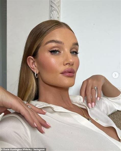 Rosie Huntington Whiteley Flaunts Her Flawless Complexion And Glamorous Make Up Look Daily