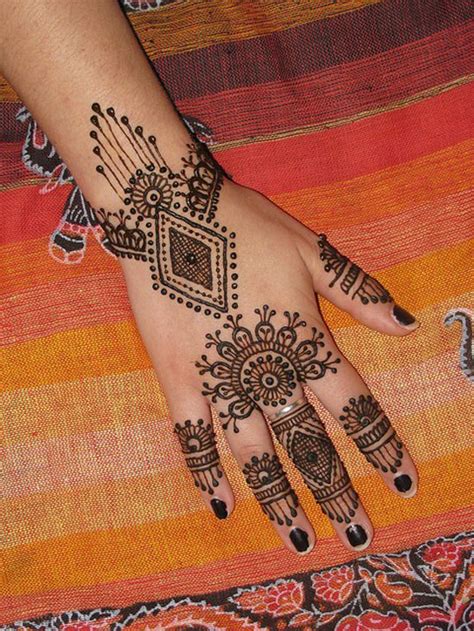 10 Best And Simple Eid Mehndi Designs And Henna Patterns For Hands And Feet