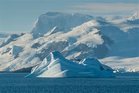 antarctique  iceberg geant se detache de sa barriere de glace