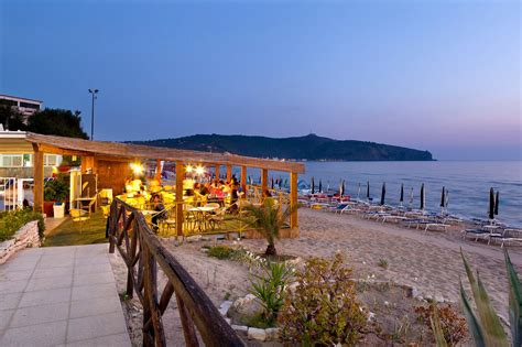 Palinuro est comprise dans le parc national du cilento et vallo di diano, avec son environnement naturel composé de garrigue, typique des pays méditerranéens. Spiaggia delle Saline di Palinuro: spiagge italiane su ...