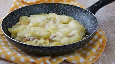 Voici Une Recette De Pommes De Terre Simples Et Faciles Avec Du Fromage Dans Une Casserole