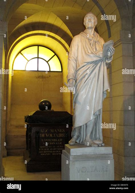 Voltaire Grave And Statuepantheonaux Grands Hommes La Patrie