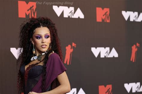 ️‍ Doja Cat Poses On The Red Carpet At The 38th Annual Mtv Video