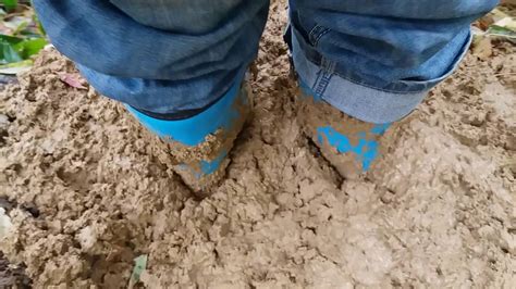 With the right attitude you can get all the help you need from bystanders or other vehicle owners. Stuck in mud -help :-) - YouTube