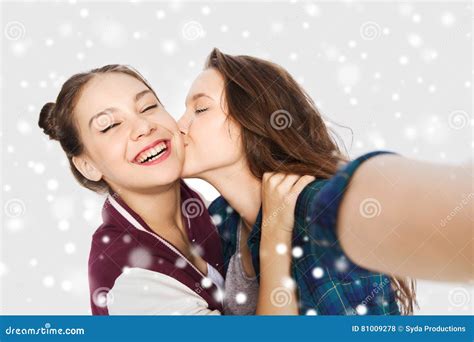 Adolescenti Felici Che Prendono Selfie E Baciare Fotografia Stock
