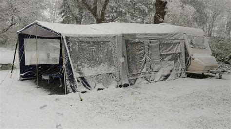 Het vernietigen van een sneeuwlaag met een schep geeft twee sneeuwballen, plus één extra per laag. Sneeuw en hagel in Nederland - YouTube