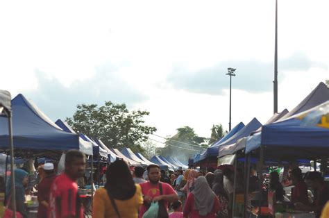 Pak arso mendekati nia yang sedang ada di depannya. Pasar Malam Sungai Isap, Kuantan - Hari Hari Hari Aku