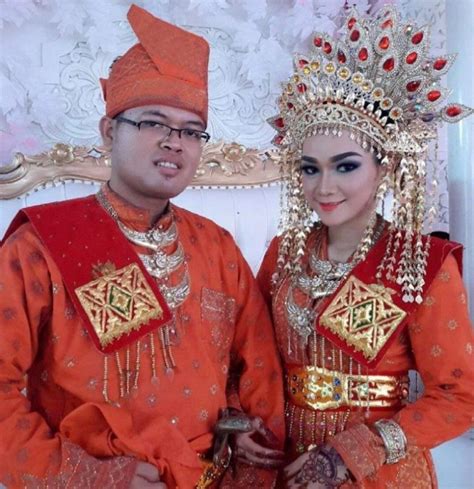 Pernikahan adat sunda termasuk yang memiliki prosesi yang cukup panjang. 6+ Pakaian Adat Riau (MACAM, NAMA, PENJELASAN, KEUNIKAN)