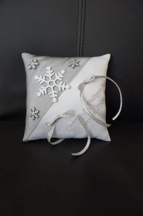 coussin alliance flocon mariage hivernal | Coussin alliance, Coussin mariage, Porte alliance