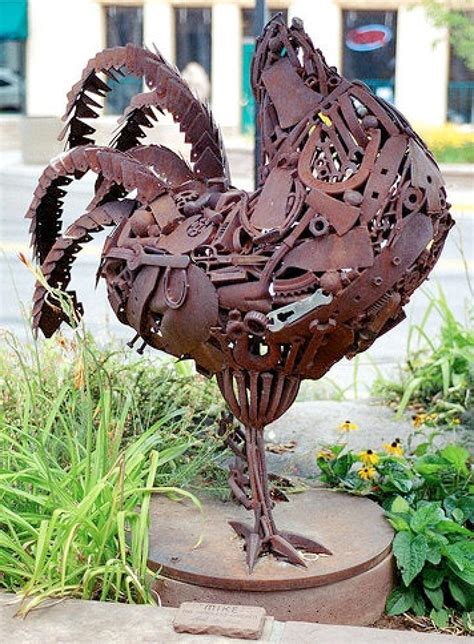 Thought by many to be a hoax that lived for 18 months after his head had been cut off, the bird's owner took him to the university of utah in salt lake city and proved that it existed. Strange Planet: Mike the Headless Chicken Festival