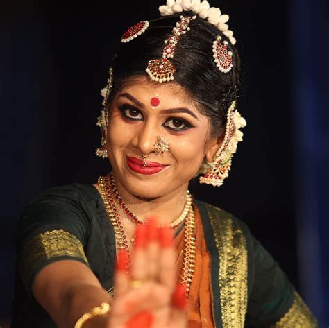 Reshma Rajeev Kalakshetra Bharatanatyam Dancer And Performing Artist