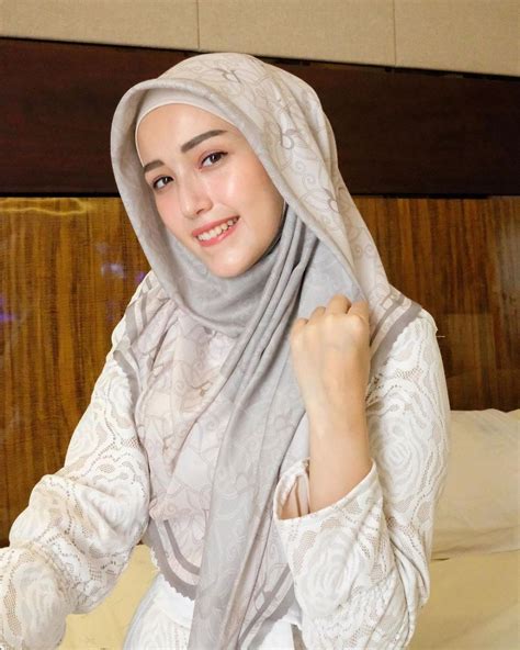 9 Inspirasi Hijab Santun Ala Adelia Pasha